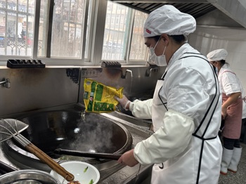 从零学起守餐桌，同心续写新篇章  ——延寿办学点食堂“两人暖厨班”